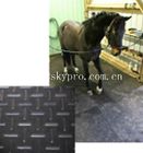 Czarny koń / krowa gumowa stabilna mata o zmiennych fakturach na górze o grubości 3mm min.