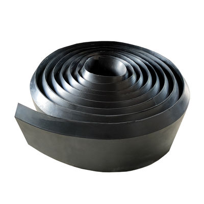 Neopren gumowy skirting z twardością 70 brzegów A 300% wydłużenie przy pęknięciu i 2,5 ~ 6,0 Mpa wytrzymałość na rozciąganie