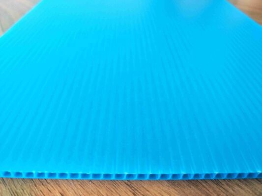 Utrzymałe na promieniowanie UV, podlegające recyklingowi, wodoszczelne arkusze z tworzyw sztucznych, faliste arkusze PP do opakowań przemysłowych