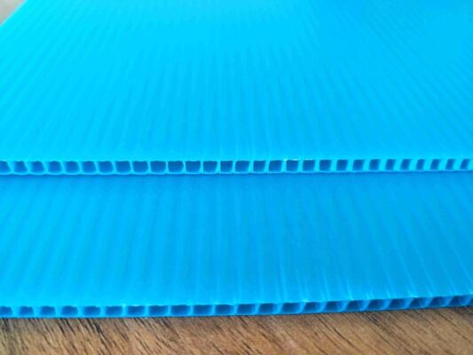 Utrzymałe na promieniowanie UV, podlegające recyklingowi, wodoszczelne arkusze z tworzyw sztucznych, faliste arkusze PP do opakowań przemysłowych